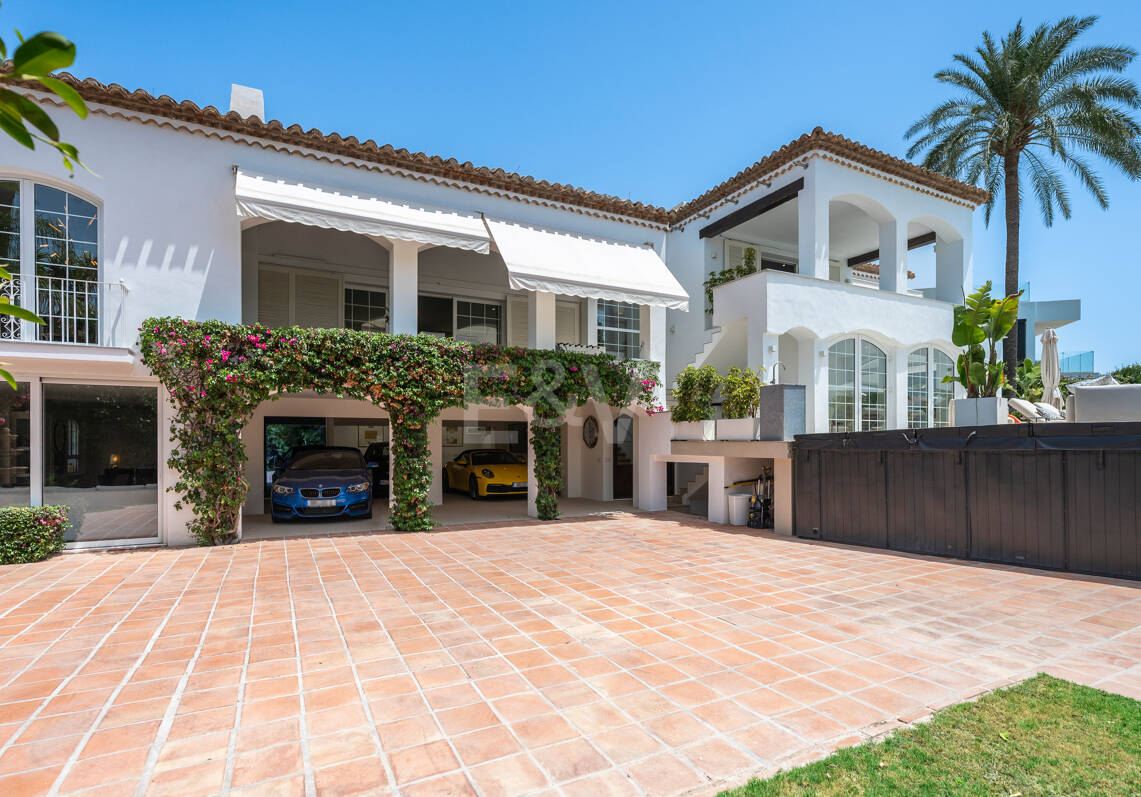 Villa familiar excepcional con vistas panorámicas al mar, cerca de la Milla de Oro de Marbella