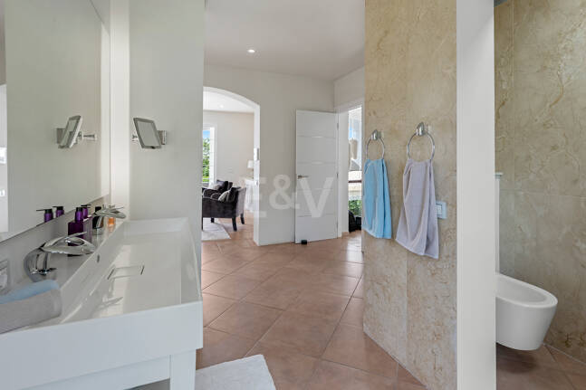 Villa familiar excepcional con vistas panorámicas al mar, cerca de la Milla de Oro de Marbella
