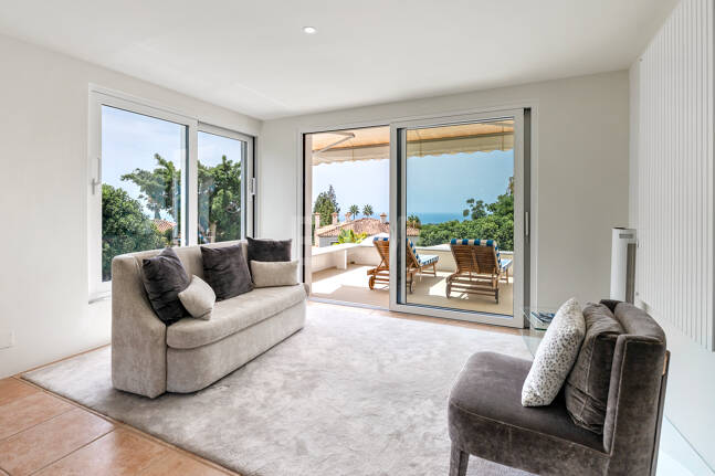Villa familiar excepcional con vistas panorámicas al mar, cerca de la Milla de Oro de Marbella