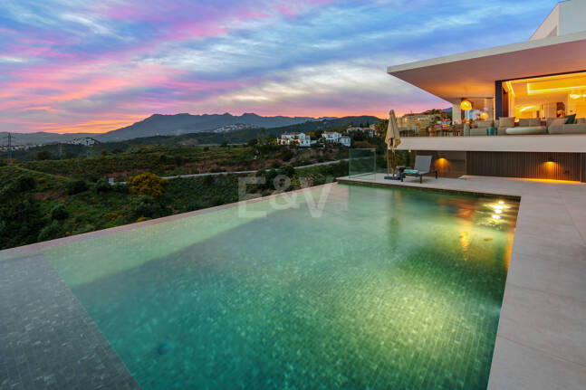 Moderne Villa mit grenzenlosem Ausblick