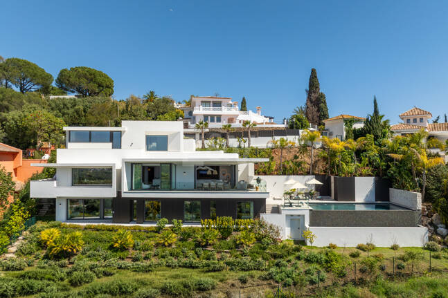 Espectacular villa de nueva construcción con vistas panorámicas al mar y a la montaña