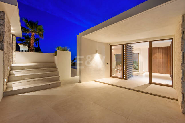 Moderne Villa mit grenzenlosem Ausblick