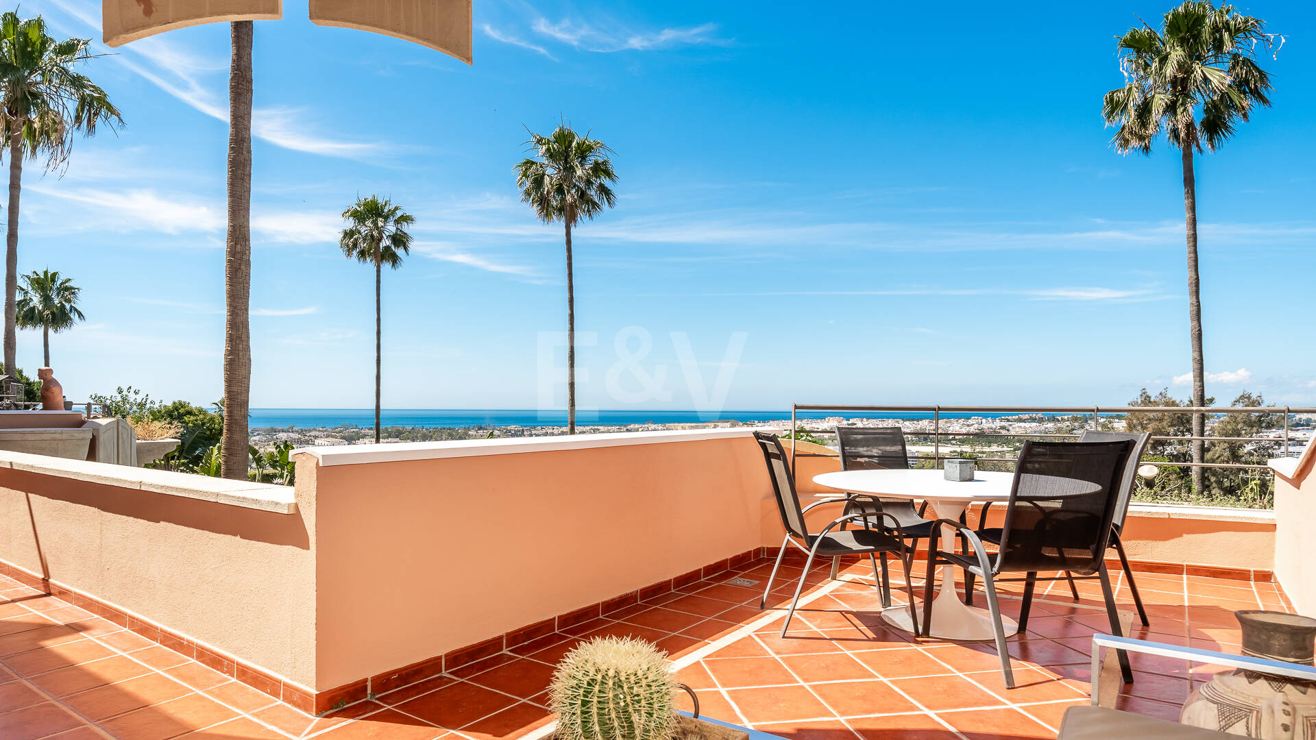 Turnkey ready apartment with Panoramic Seaviews in the heart of the Golf-Valley