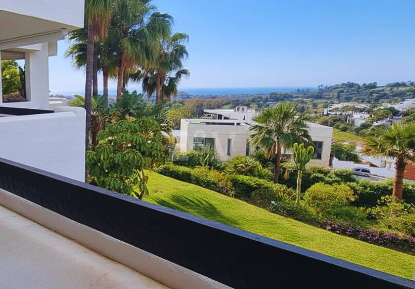 Elegant 3-Bedroom Apartment with Panoramic Sea Views in Lomas del Marqués, Benahavís | Long-Term Rental
