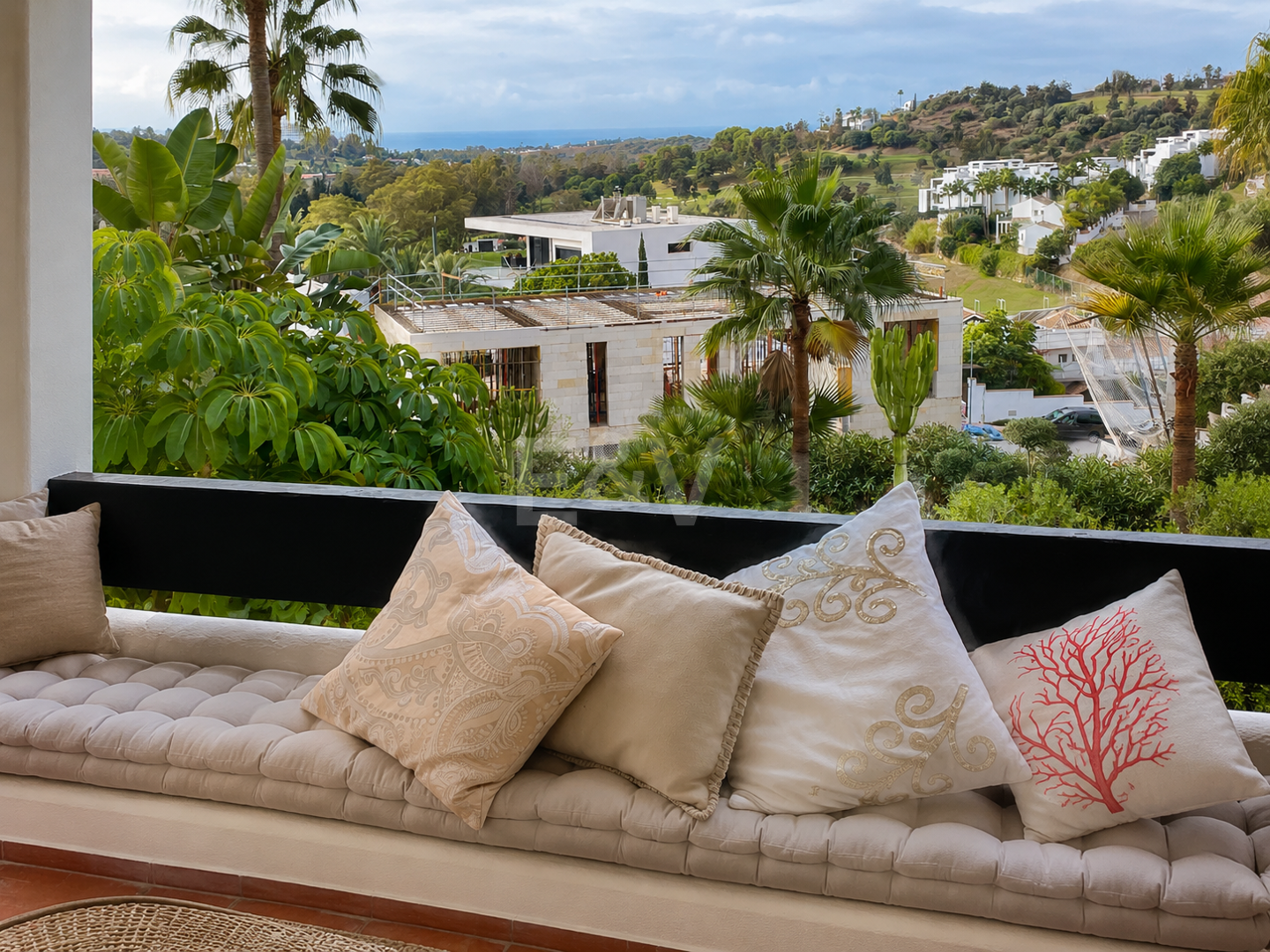 Elegant 3-Bedroom Apartment with Panoramic Sea Views in Lomas del Marqués, Benahavís | Long-Term Rental