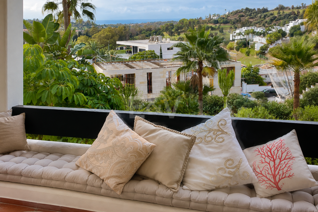 Elegant 3-Bedroom Apartment with Panoramic Sea Views in Lomas del Marqués, Benahavís | Long-Term Rental