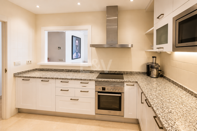 Elegant 3-Bedroom Apartment with Panoramic Sea Views in Lomas del Marqués, Benahavís | Long-Term Rental
