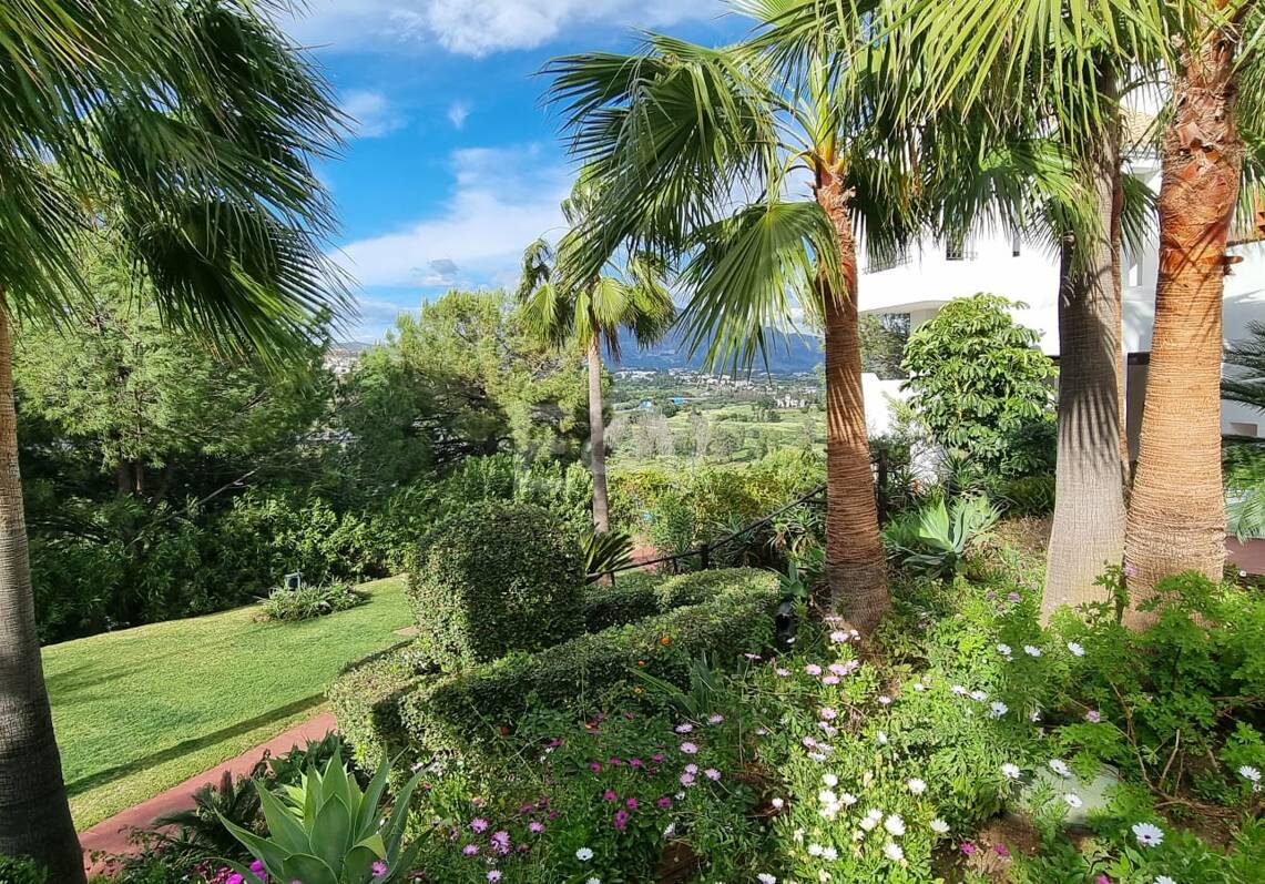 Elegant 3-Bedroom Apartment with Panoramic Sea Views in Lomas del Marqués, Benahavís | Long-Term Rental
