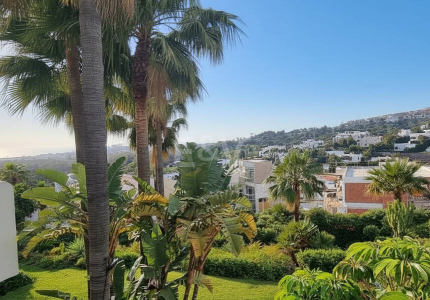 Elegant 3-Bedroom Apartment with Panoramic Sea Views in Lomas del Marqués, Benahavís | Long-Term Rental