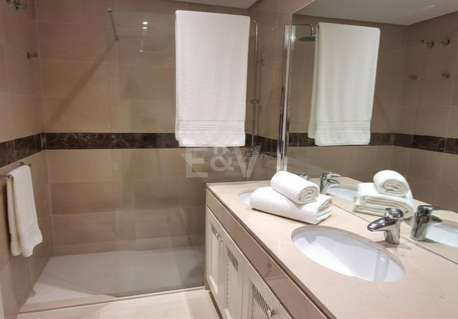 Elegant 3-Bedroom Apartment with Panoramic Sea Views in Lomas del Marqués, Benahavís | Long-Term Rental