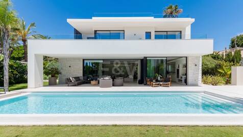 Oszałamiająca współczesna willa z panoramicznymi widokiem na morze