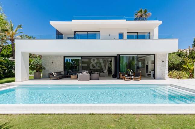 Impresionante villa contemporánea con vistas panorámicas al mar