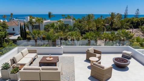 Oszałamiająca współczesna willa z panoramicznymi widokiem na morze