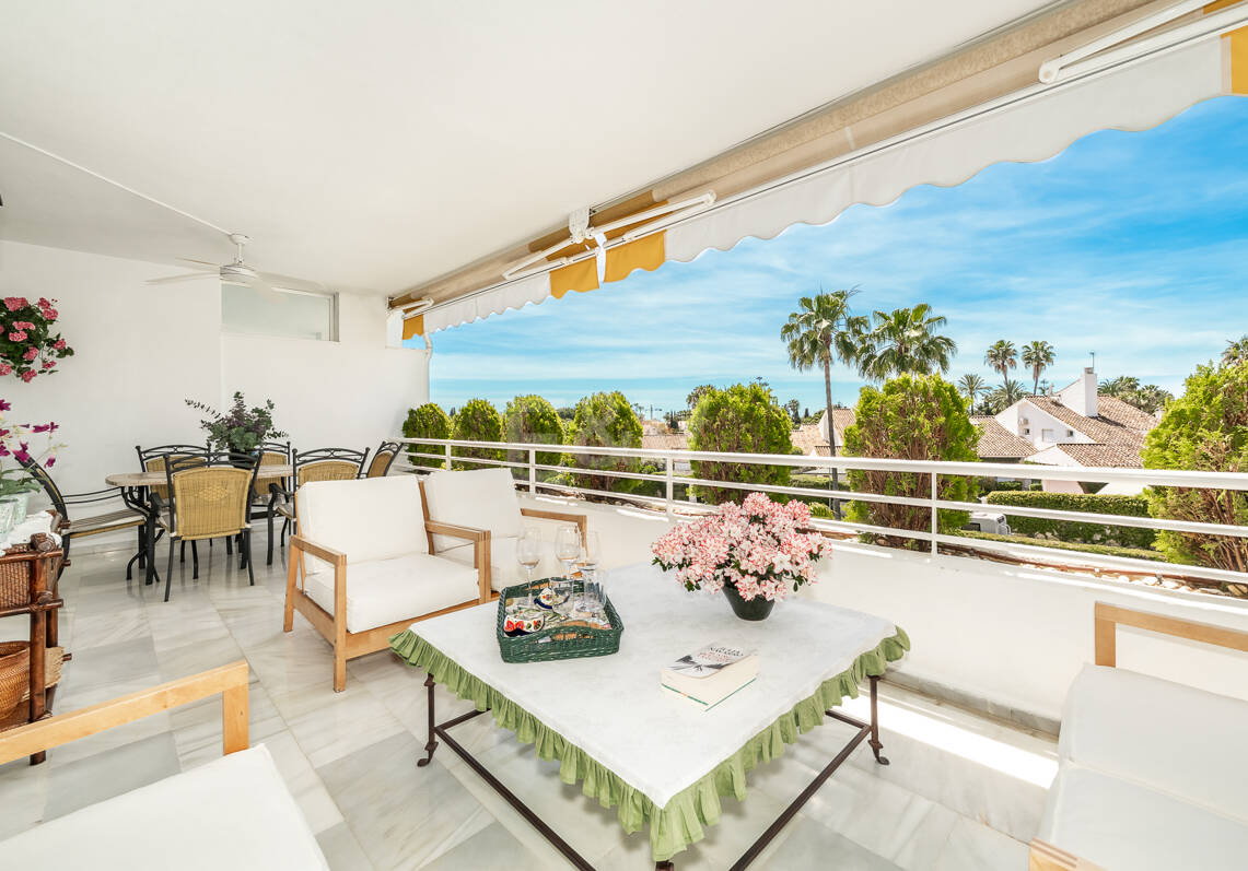 Spacious Apartment in a Frontline Golf Complex within Walking Distance to the Beach