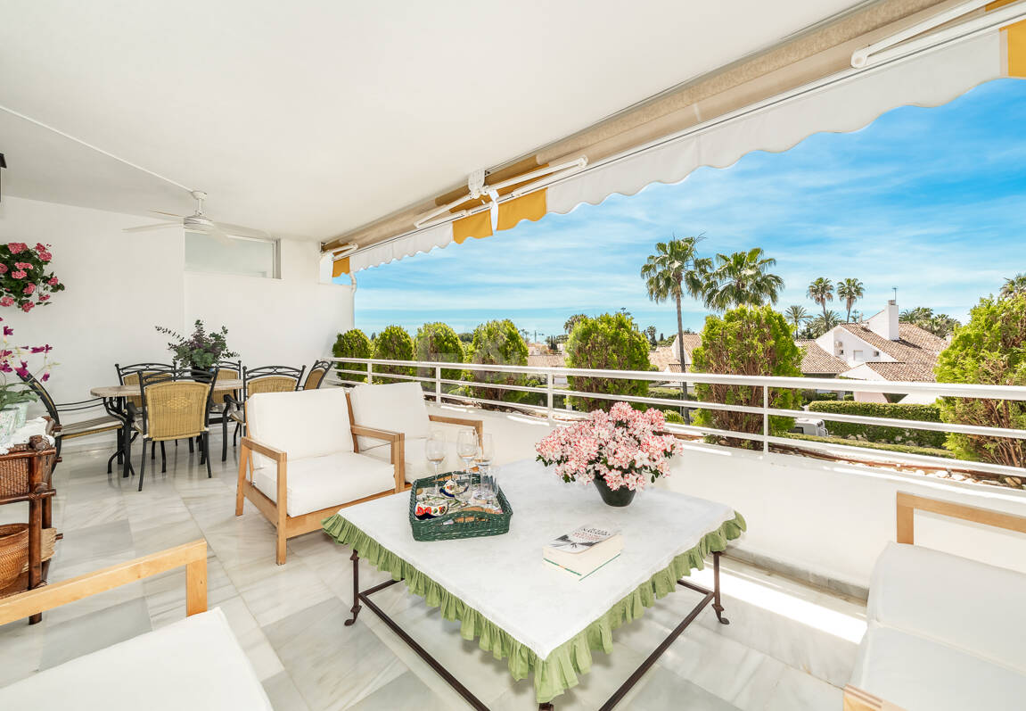 Spacious Apartment in a Frontline Golf Complex within Walking Distance to the Beach