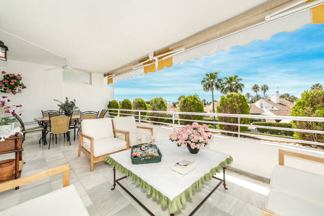 Spacious Apartment in a Frontline Golf Complex within Walking Distance to the Beach