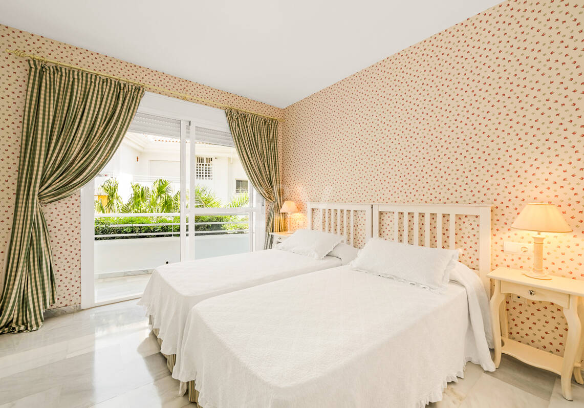 Spacious Apartment in a Frontline Golf Complex within Walking Distance to the Beach
