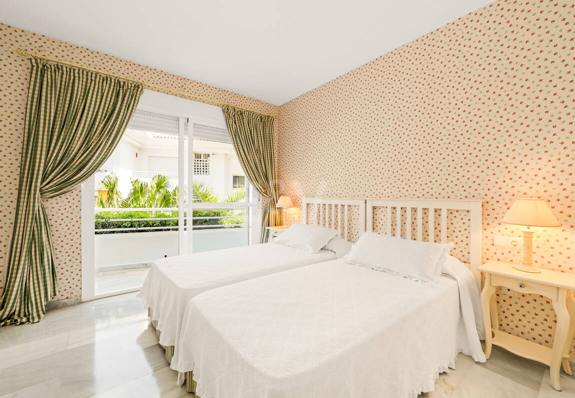 Spacious Apartment in a Frontline Golf Complex within Walking Distance to the Beach