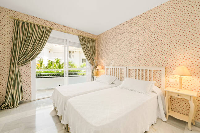 Spacious Apartment in a Frontline Golf Complex within Walking Distance to the Beach