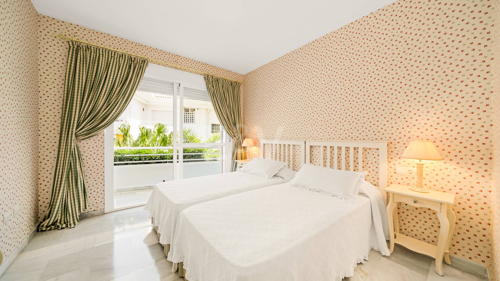 Spacious Apartment in a Frontline Golf Complex within Walking Distance to the Beach