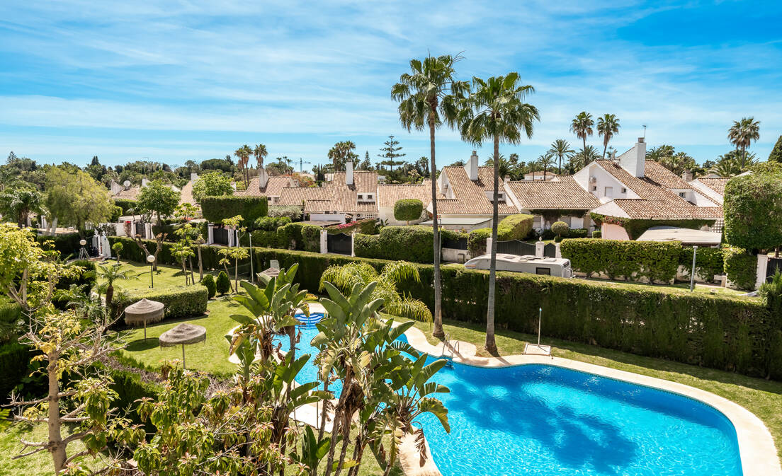 Amplio apartamento en un complejo de golf en primera línea a poca distancia a pie de la playa