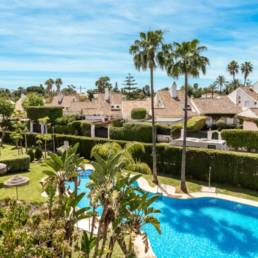 Spacious Apartment in a Frontline Golf Complex within Walking Distance to the Beach