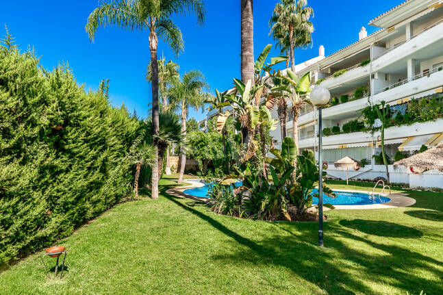Spacious Apartment in a Frontline Golf Complex within Walking Distance to the Beach