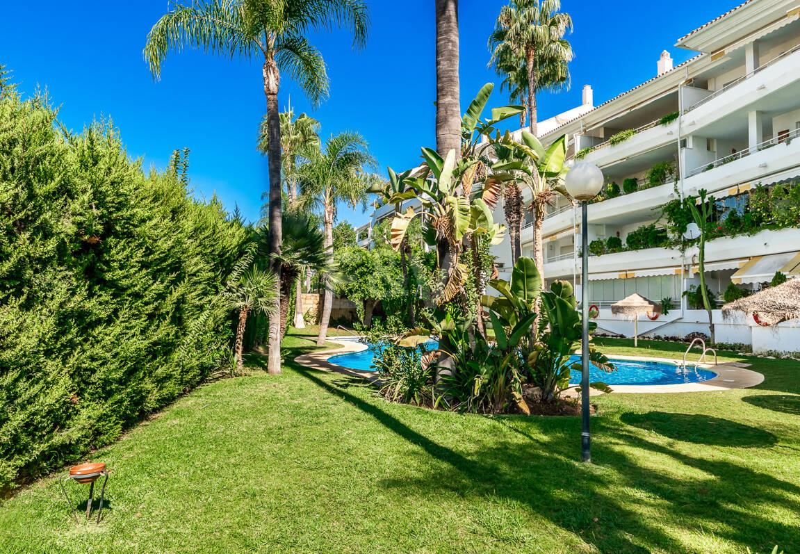 Spacious Apartment in a Frontline Golf Complex within Walking Distance to the Beach