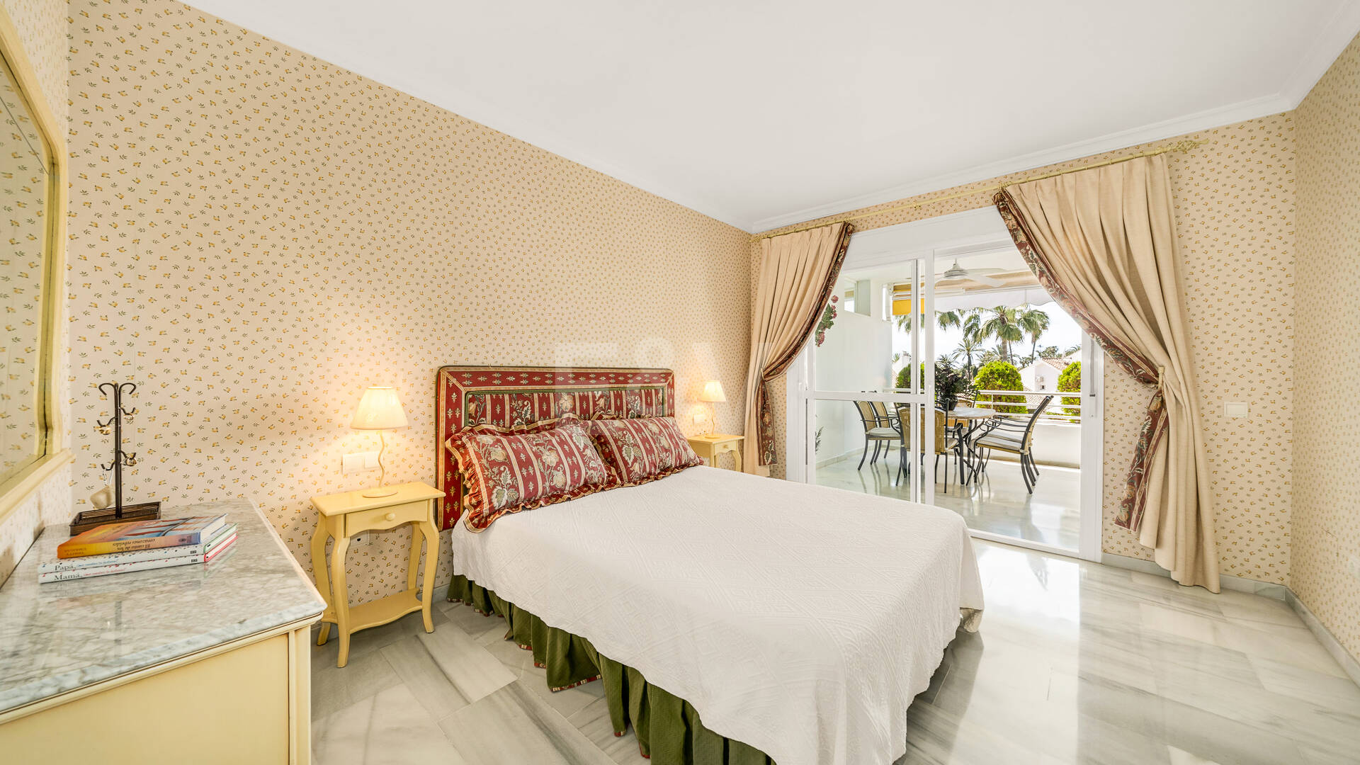 Spacious Apartment in a Frontline Golf Complex within Walking Distance to the Beach