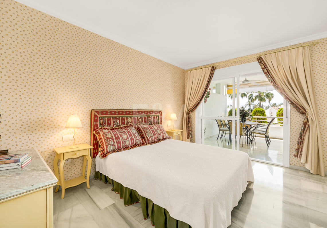 Spacious Apartment in a Frontline Golf Complex within Walking Distance to the Beach