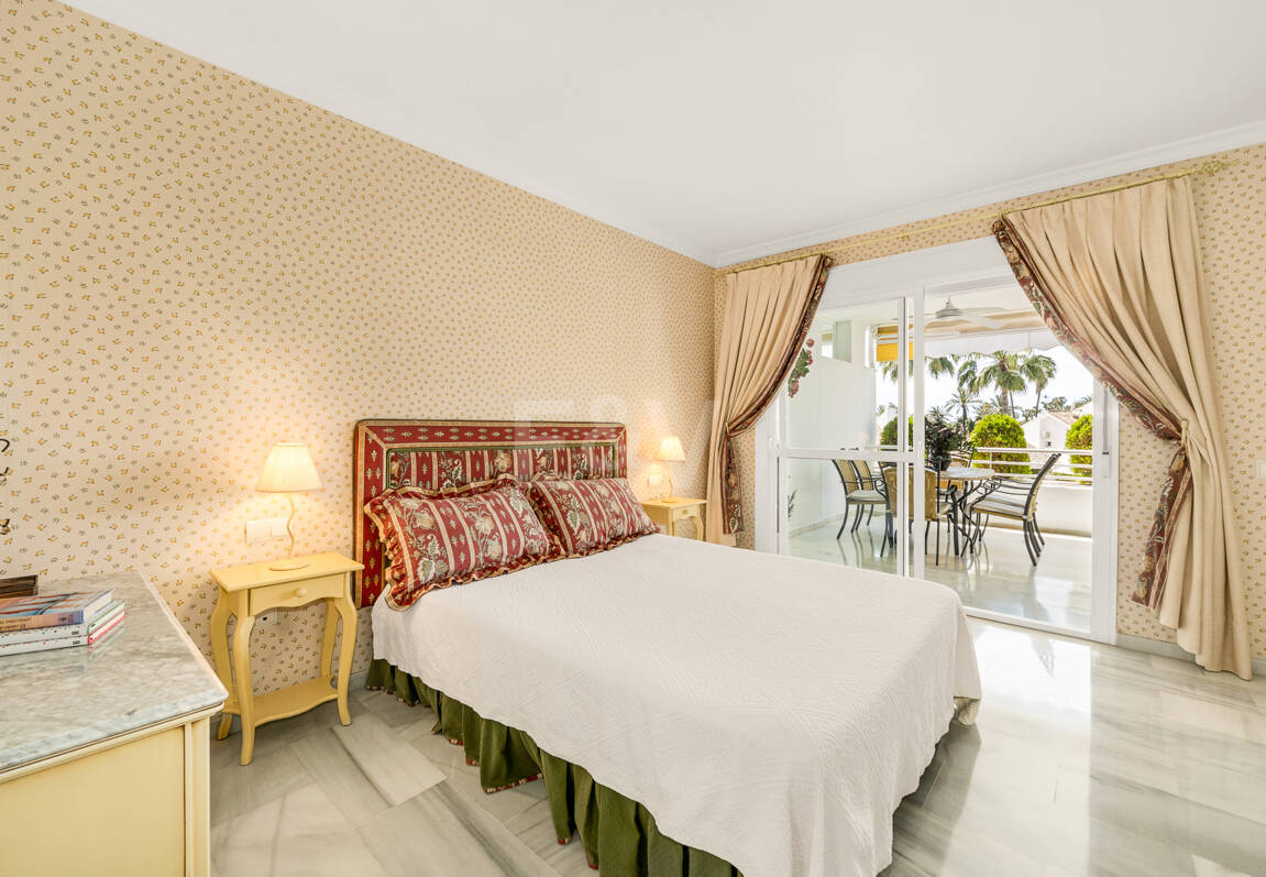 Spacious Apartment in a Frontline Golf Complex within Walking Distance to the Beach