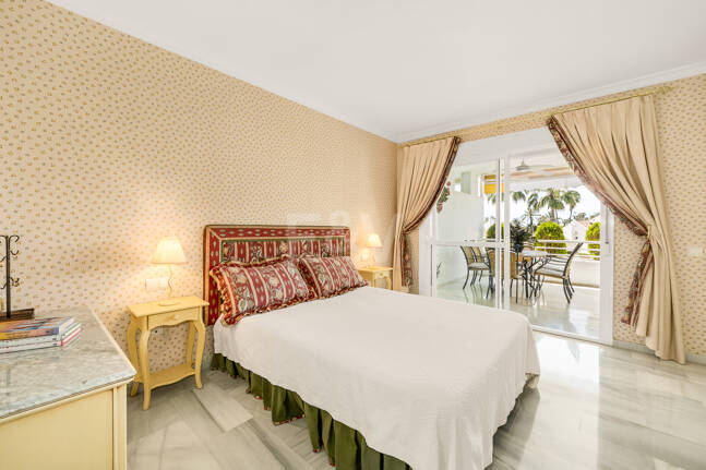 Spacious Apartment in a Frontline Golf Complex within Walking Distance to the Beach