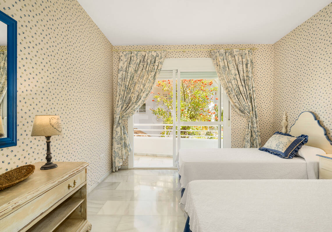 Spacious Apartment in a Frontline Golf Complex within Walking Distance to the Beach