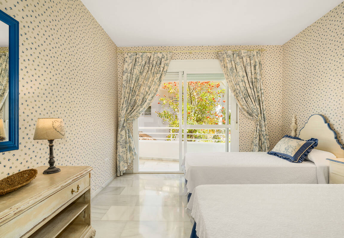 Spacious Apartment in a Frontline Golf Complex within Walking Distance to the Beach