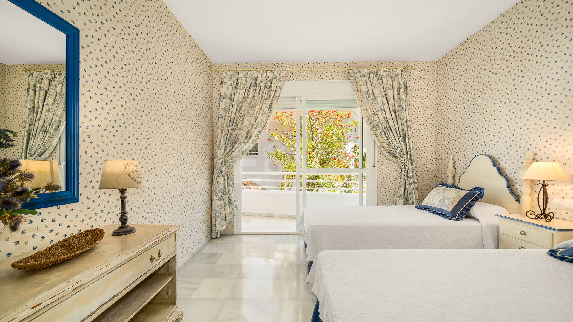 Spacious Apartment in a Frontline Golf Complex within Walking Distance to the Beach