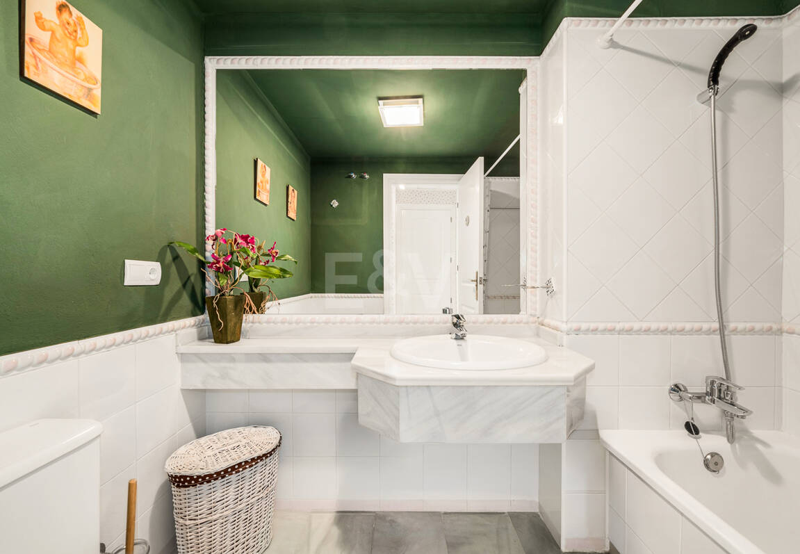 Spacious Apartment in a Frontline Golf Complex within Walking Distance to the Beach