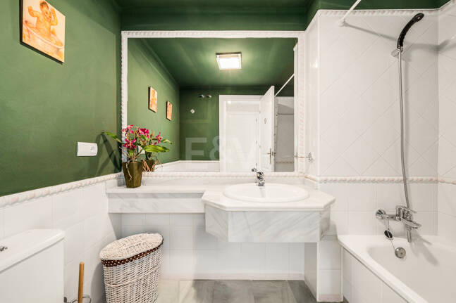 Spacious Apartment in a Frontline Golf Complex within Walking Distance to the Beach