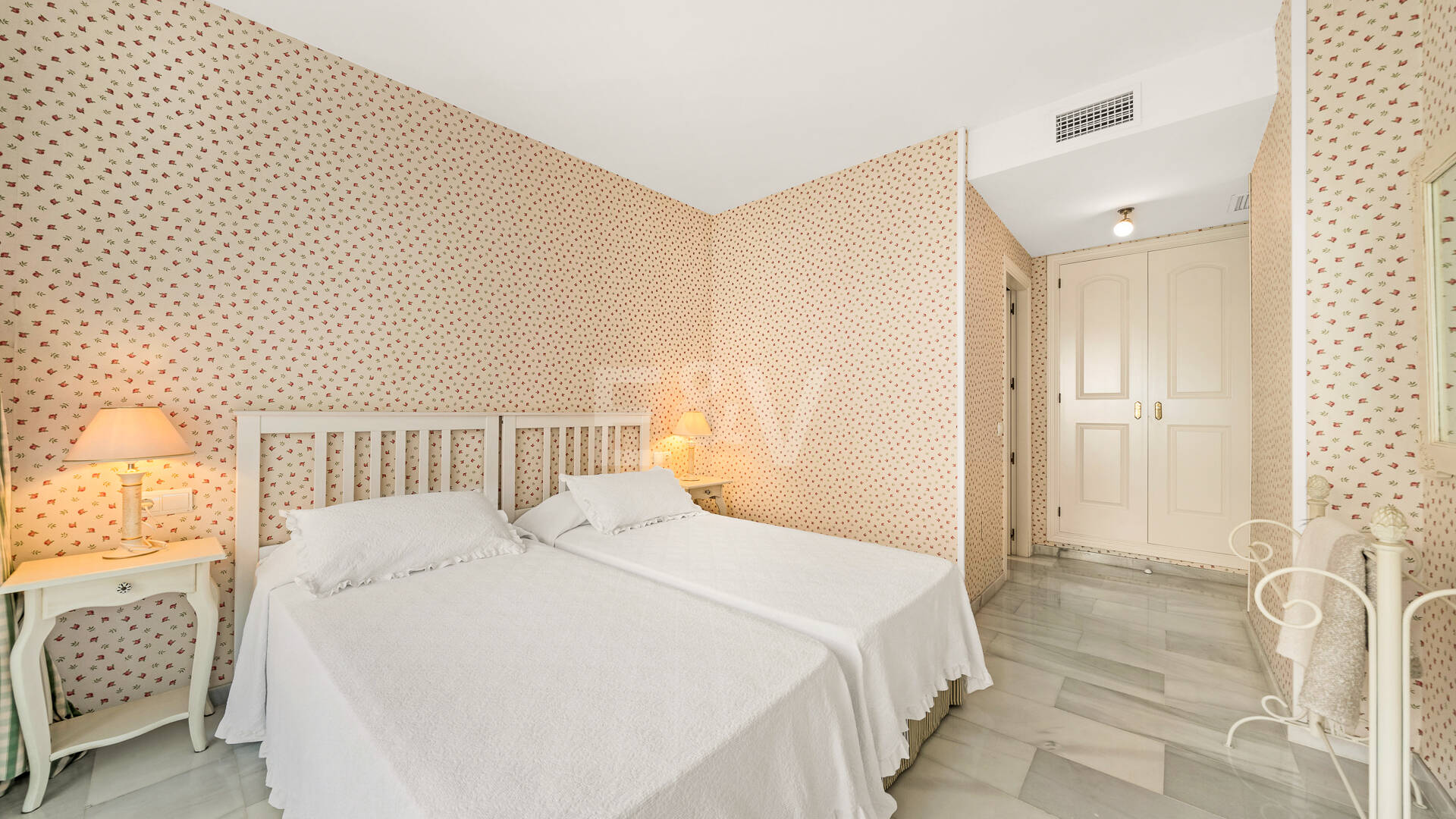 Spacious Apartment in a Frontline Golf Complex within Walking Distance to the Beach