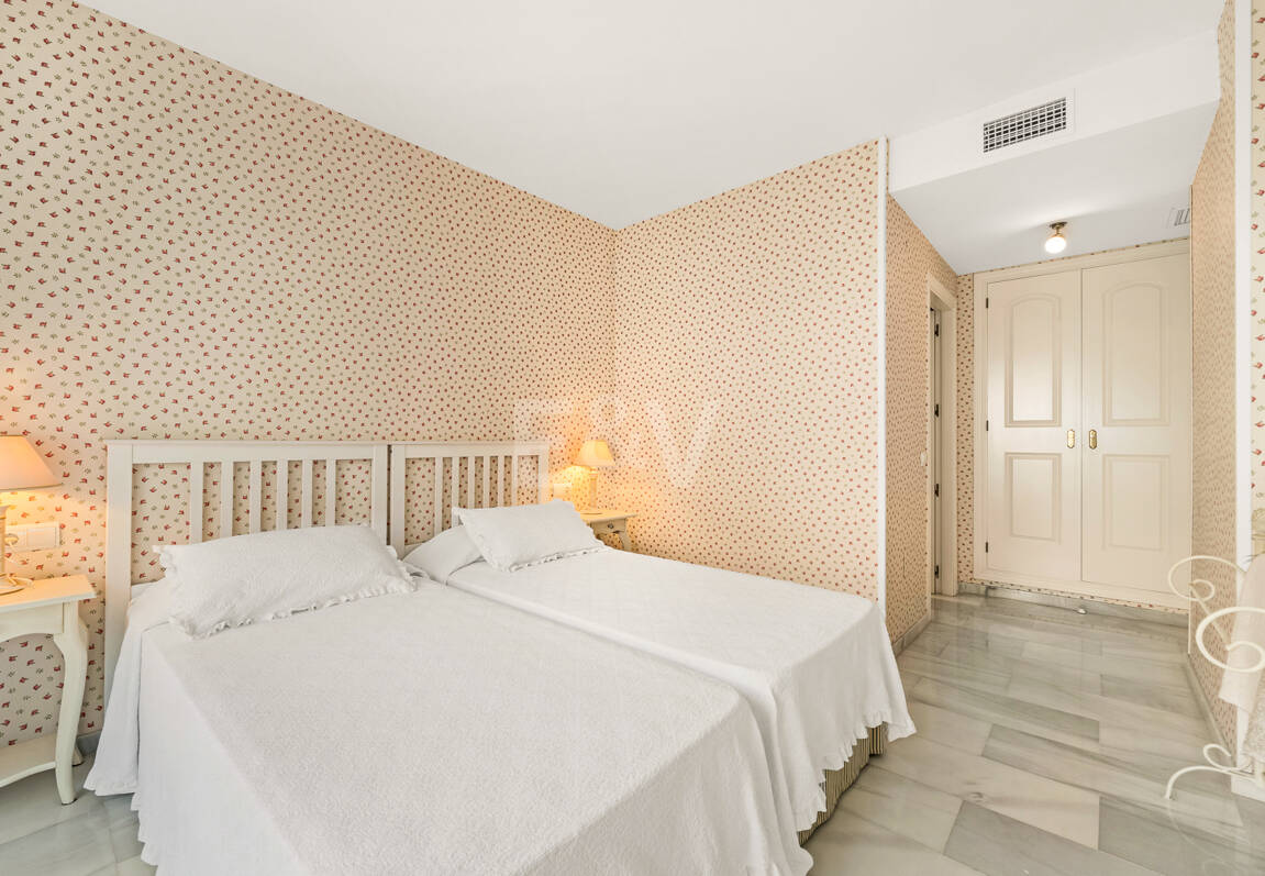 Spacious Apartment in a Frontline Golf Complex within Walking Distance to the Beach