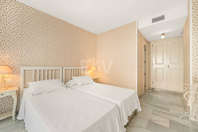 Spacious Apartment in a Frontline Golf Complex within Walking Distance to the Beach