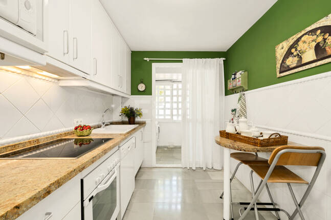 Spacious Apartment in a Frontline Golf Complex within Walking Distance to the Beach