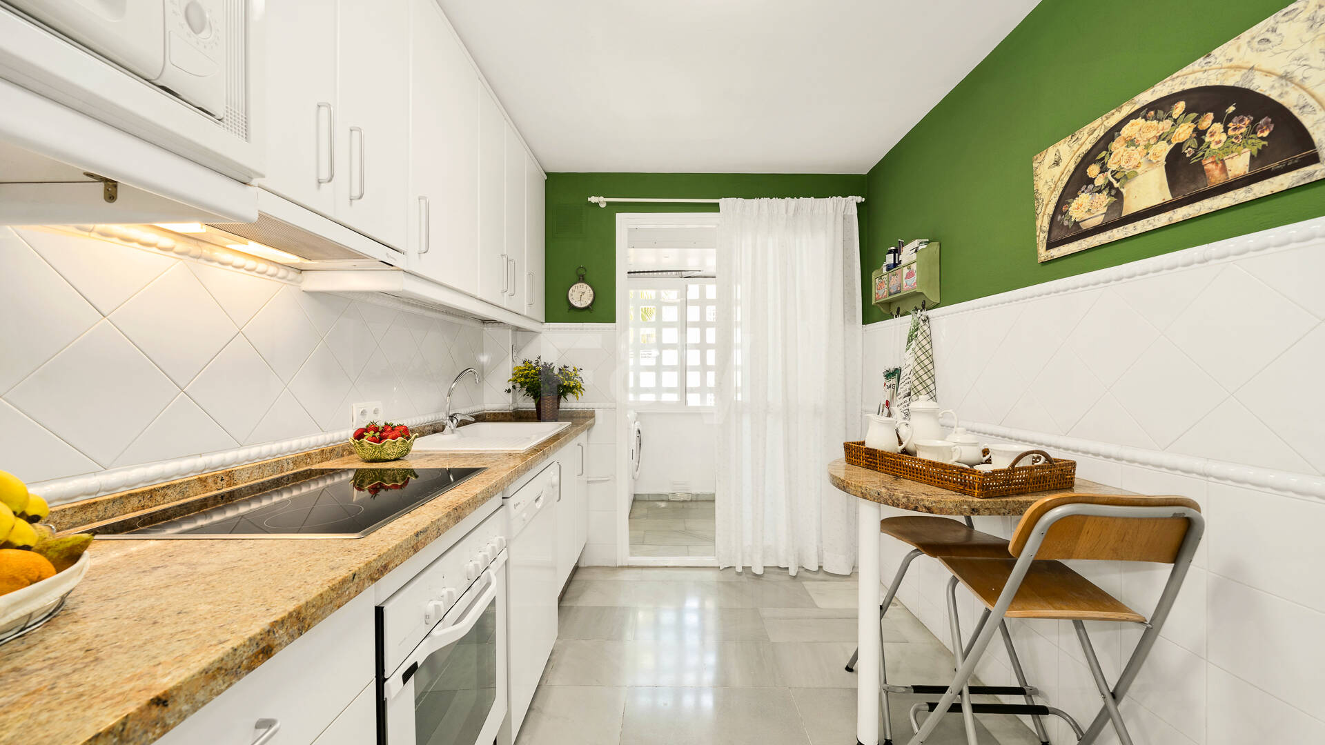 Spacious Apartment in a Frontline Golf Complex within Walking Distance to the Beach