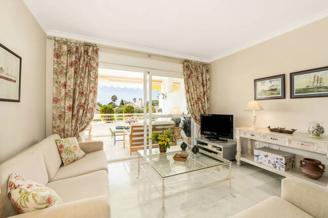Spacious Apartment in a Frontline Golf Complex within Walking Distance to the Beach
