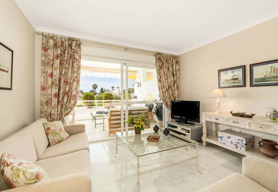 Spacious Apartment in a Frontline Golf Complex within Walking Distance to the Beach