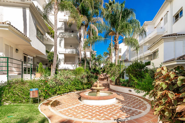 Spacious Apartment in a Frontline Golf Complex within Walking Distance to the Beach