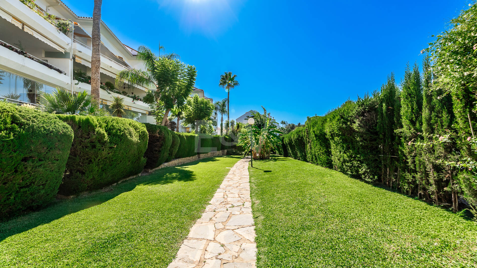 Spacious Apartment in a Frontline Golf Complex within Walking Distance to the Beach