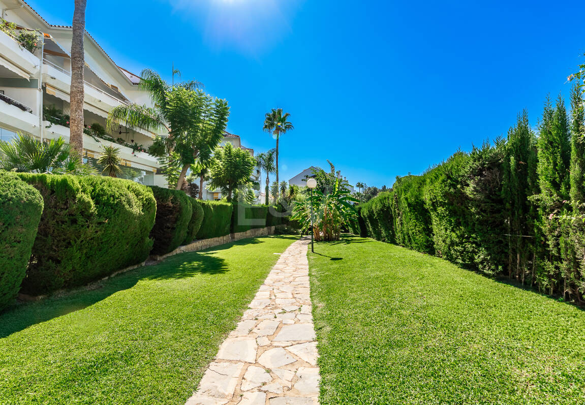 Spacious Apartment in a Frontline Golf Complex within Walking Distance to the Beach