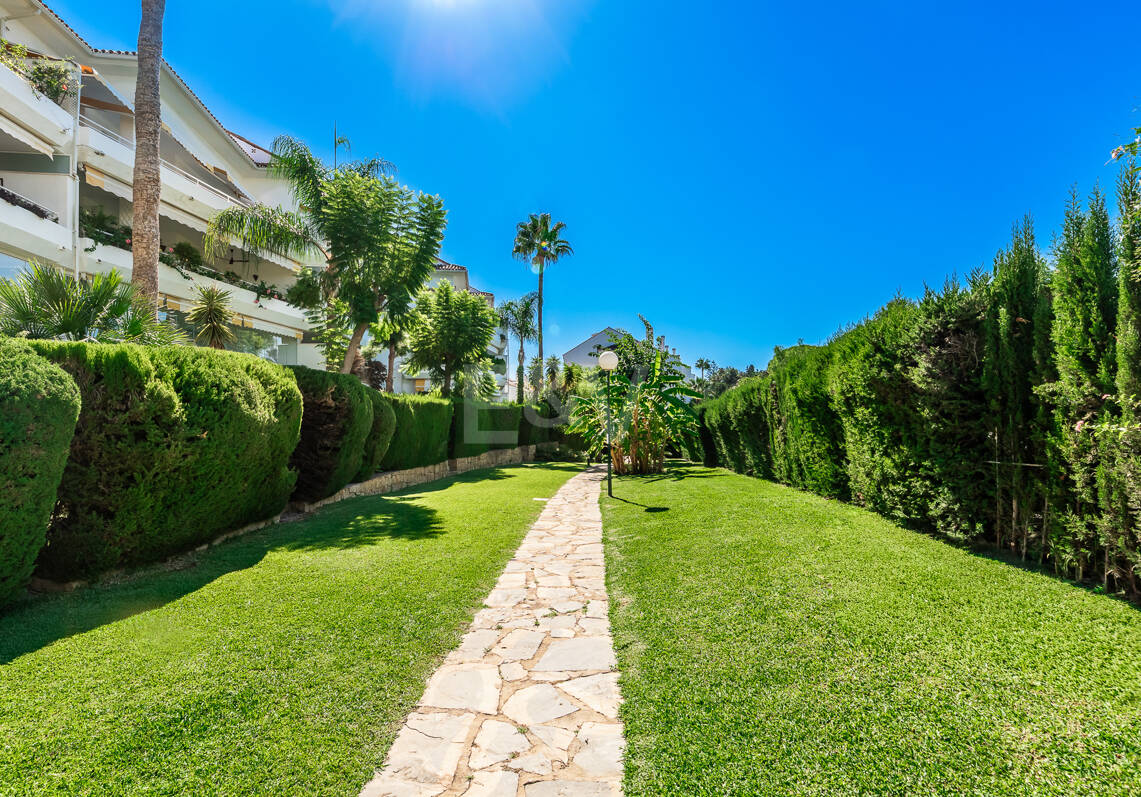 Spacious Apartment in a Frontline Golf Complex within Walking Distance to the Beach