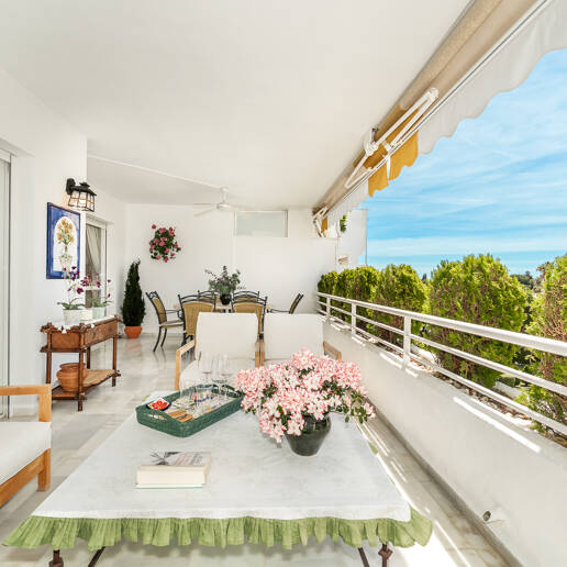 Spacious Apartment in a Frontline Golf Complex within Walking Distance to the Beach