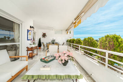 Spacious Apartment in a Frontline Golf Complex within Walking Distance to the Beach